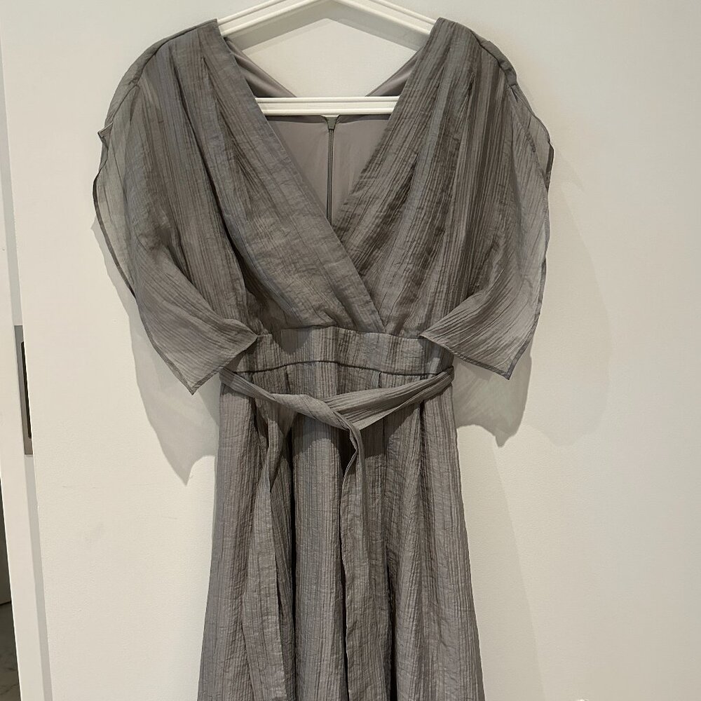 NWOT - S. DEER Grey Textured V-Neck Midi Dress with Belt – Elegant & Lightweight